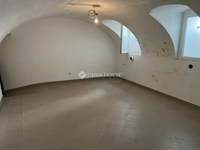 Kiadó kereskedelmi és ipari ingatlan Pécs, Báthory utca 30 nm