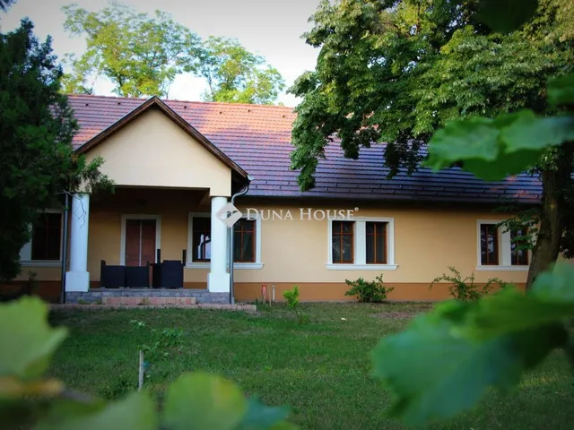 Eladó ház Bikács, Kossuth Lajos utca 450 nm