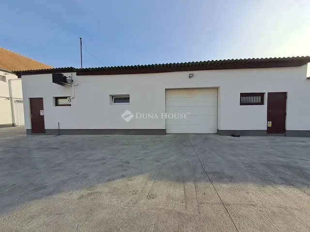 Eladó kereskedelmi és ipari ingatlan Szentlőrinc 750 nm