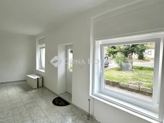 Kiadó kereskedelmi és ipari ingatlan Pécs, Rácvárosi út 50 nm