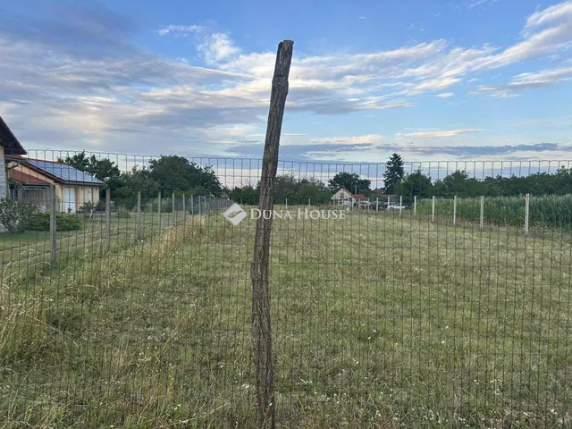 Eladó telek Nagykozár 1071 nm