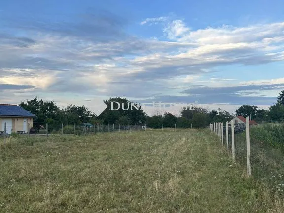 Eladó telek Nagykozár, Tavasz utca 1071 nm
