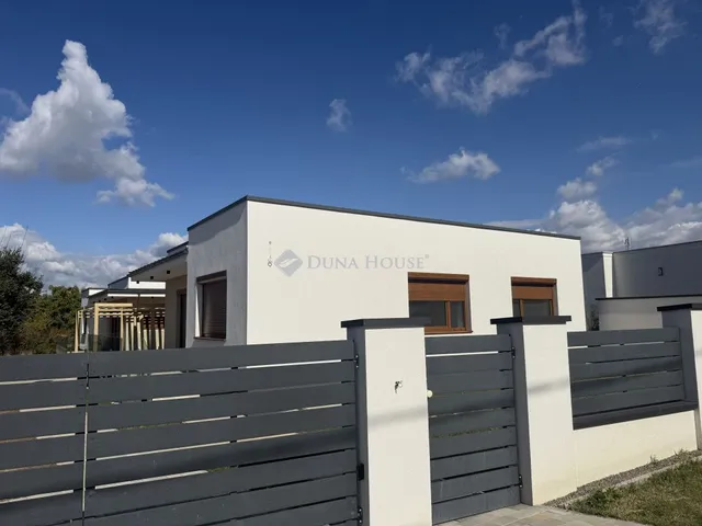 Eladó ház Pécs, Fenyer dűlő 96 nm