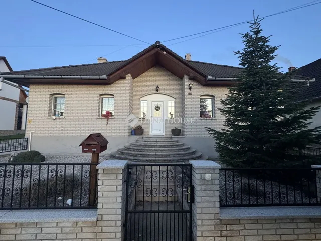 Eladó ház Himesháza, Radnóti Miklós ltp. 160 nm