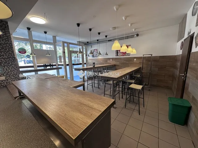 Kiadó kereskedelmi és ipari ingatlan Pécs, Nagy Lajos király útja 85 nm