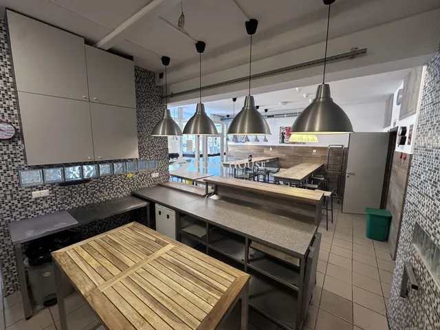 Kiadó kereskedelmi és ipari ingatlan Pécs, Nagy Lajos király útja 85 nm