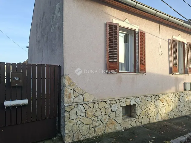 Kiadó ház Pécs, Álmos utca 90 nm