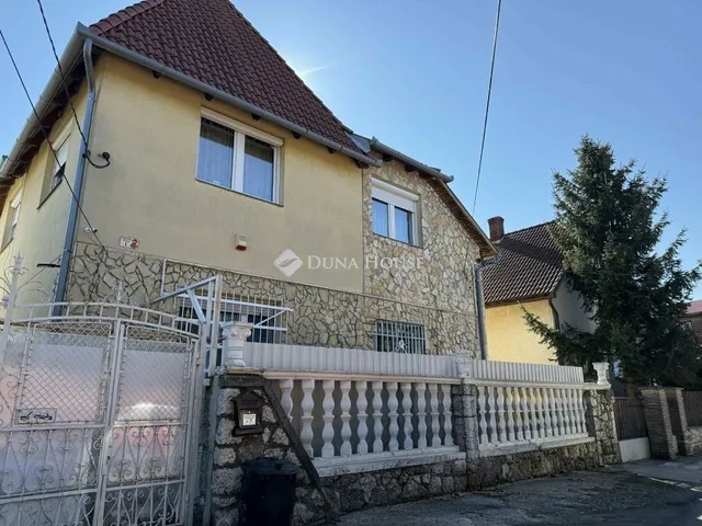 Eladó ház Pécs, Piroska utca 174 nm