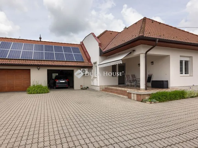 Eladó ház Nagykozár, Hold utca 243 nm