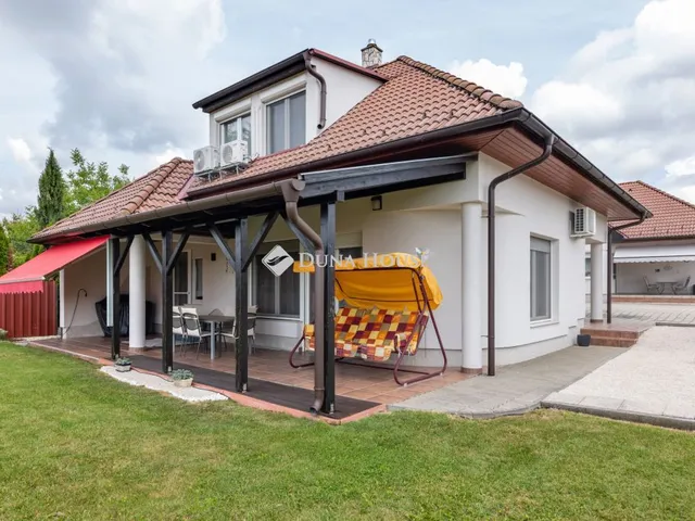 Eladó ház Nagykozár, Hold utca 243 nm