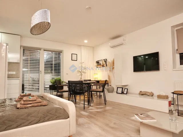 Eladó lakás Pécs, Megyeri tér 70 nm