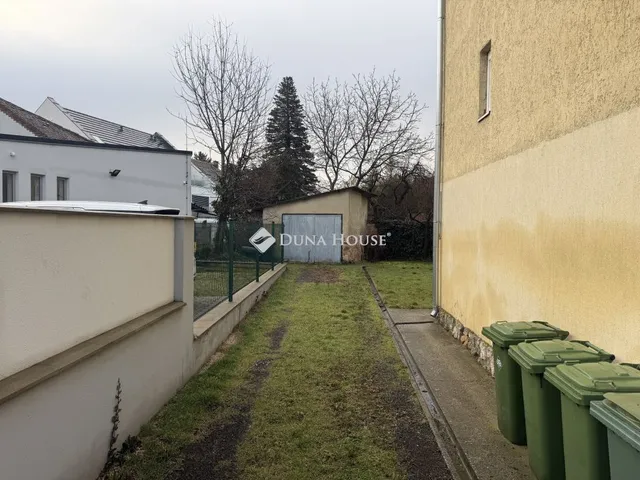 Eladó garázs Pécs 15 nm