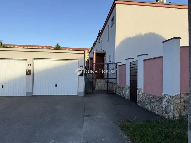 Eladó lakás Pécs, Neumann János utca 105 nm