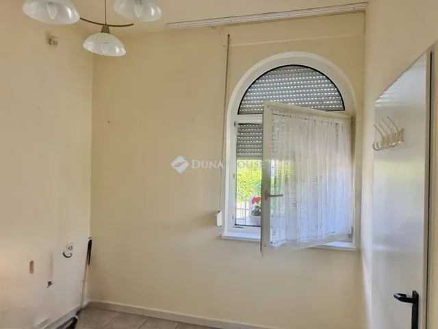 Kiadó kereskedelmi és ipari ingatlan Érd, Tárnoki út 10 nm