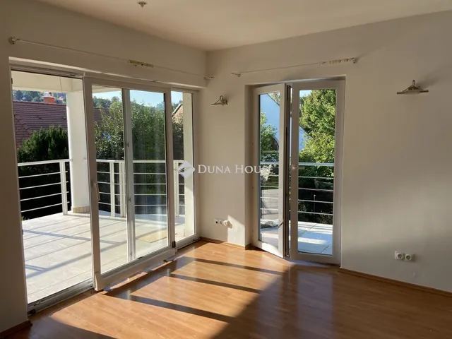 Kiadó lakás Üröm 122 nm