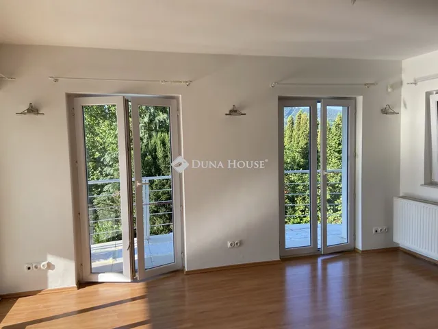 Kiadó lakás Üröm 122 nm