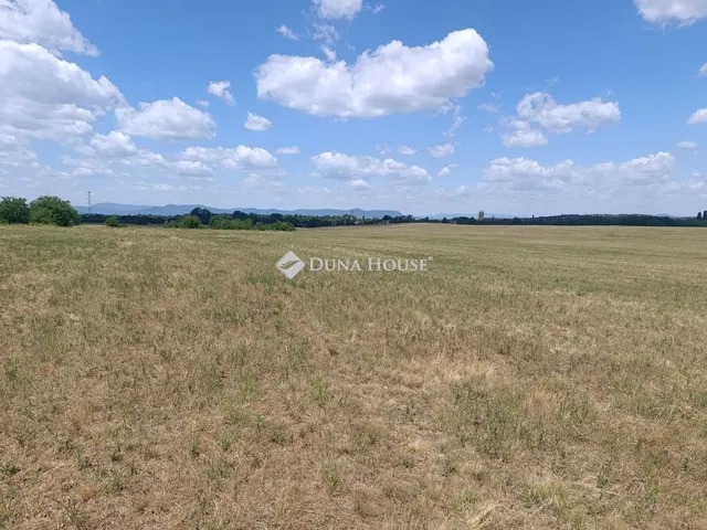 Eladó telek Fót 976 nm