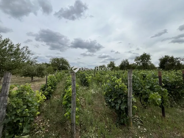 Eladó telek Soponya 3467 nm