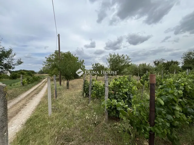 Eladó telek Soponya 3467 nm