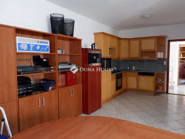 Kiadó lakás Székesfehérvár, Gyümölcs utca 125 nm