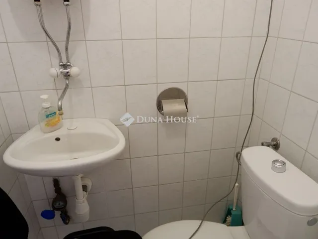 Kiadó kereskedelmi és ipari ingatlan Székesfehérvár, Gyümölcs utca 22 nm