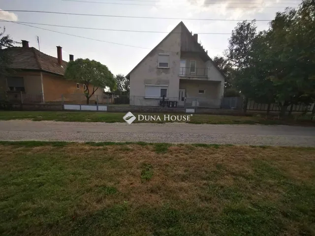 Eladó ház Lovasberény 179 nm