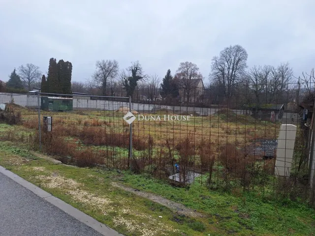 Eladó telek Neszmély 892 nm