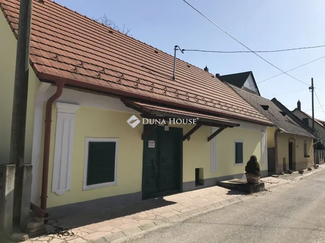 Eladó ház Mór 220 nm