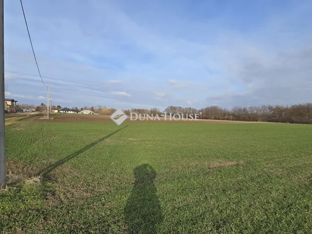Eladó telek Besnyő 2140 nm