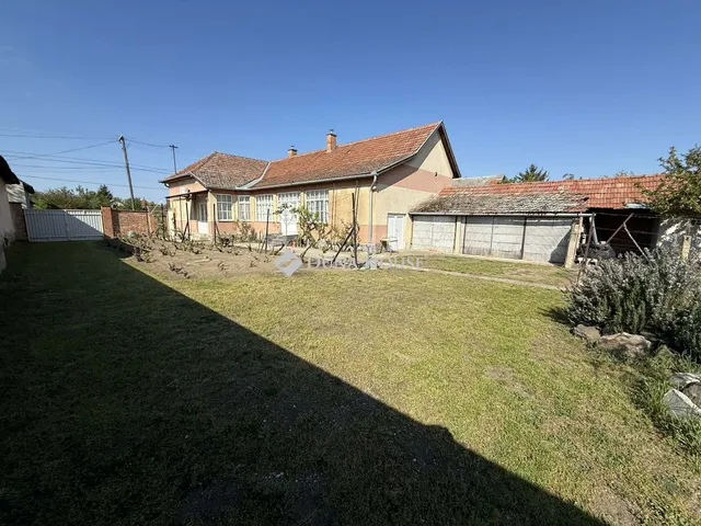 Eladó ház Tiszaalpár 132 nm