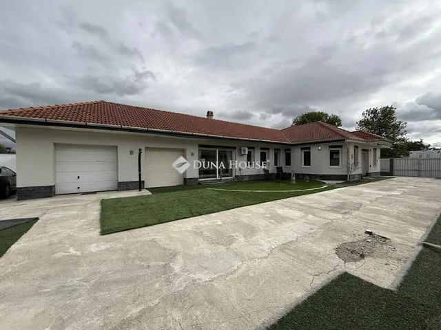 Eladó ház Tiszanána 220 nm