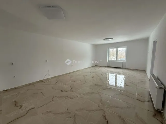 Eladó ház Cece 215 nm