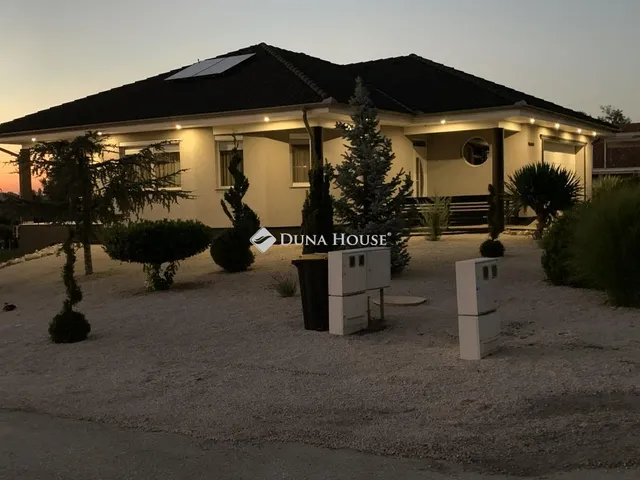 Eladó ház Császártöltés 189 nm