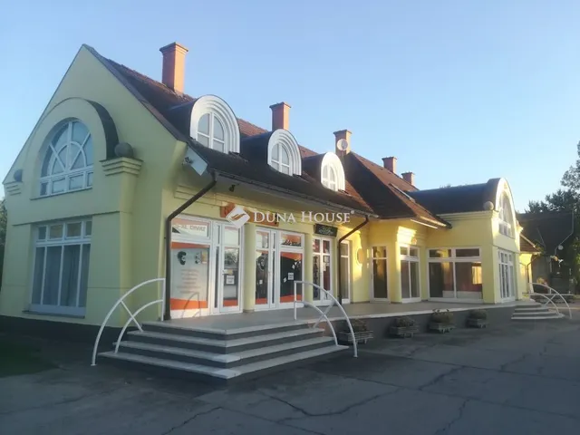 Eladó kereskedelmi és ipari ingatlan Jászszentlászló 298 nm