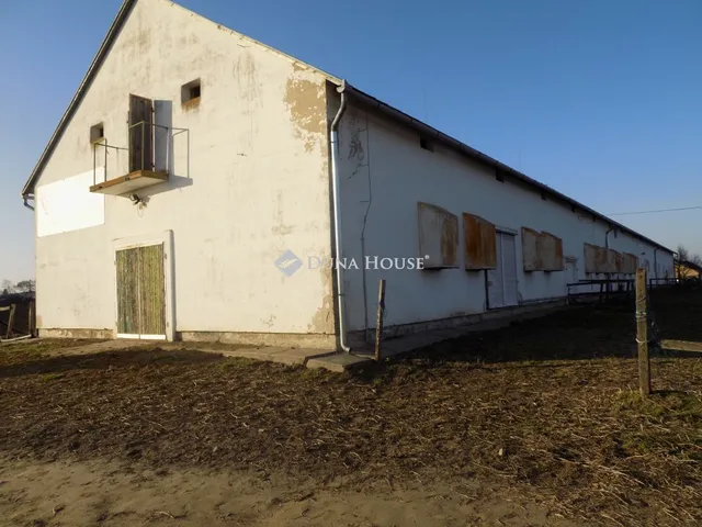 Eladó kereskedelmi és ipari ingatlan Debrecen, Belterület 974 nm