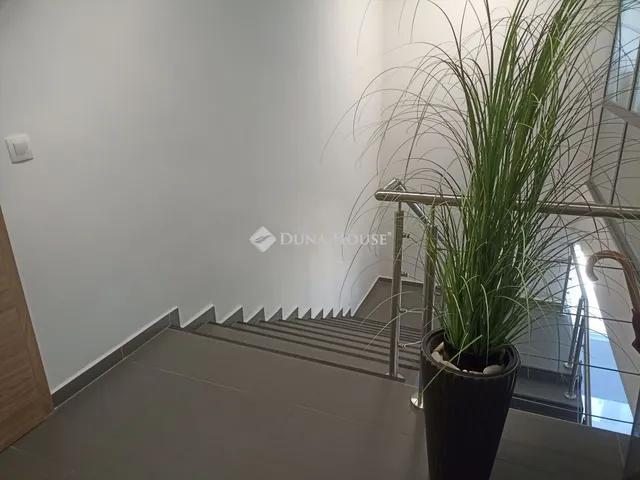 Kiadó kereskedelmi és ipari ingatlan Zalaegerszeg, Balatoni út 80 nm