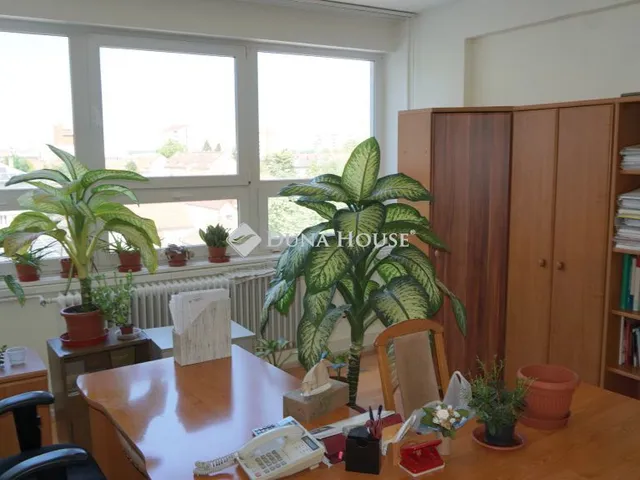 Kiadó kereskedelmi és ipari ingatlan Zalaegerszeg, Békeligeti utca 200 nm