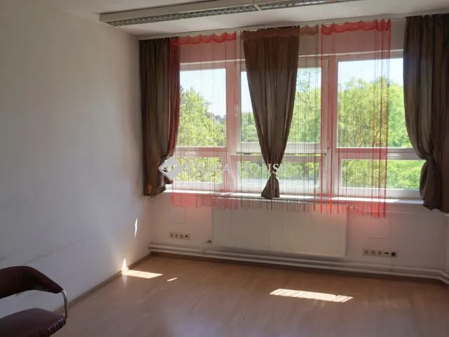 Kiadó kereskedelmi és ipari ingatlan Zalaegerszeg, Békeligeti utca 200 nm