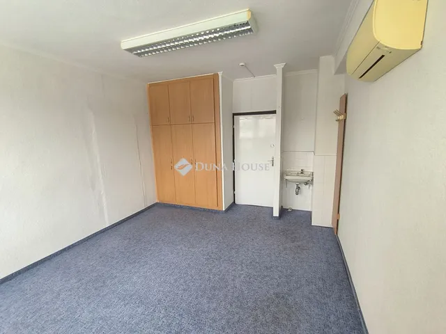 Kiadó kereskedelmi és ipari ingatlan Zalaegerszeg, Békeligeti utca 20 nm