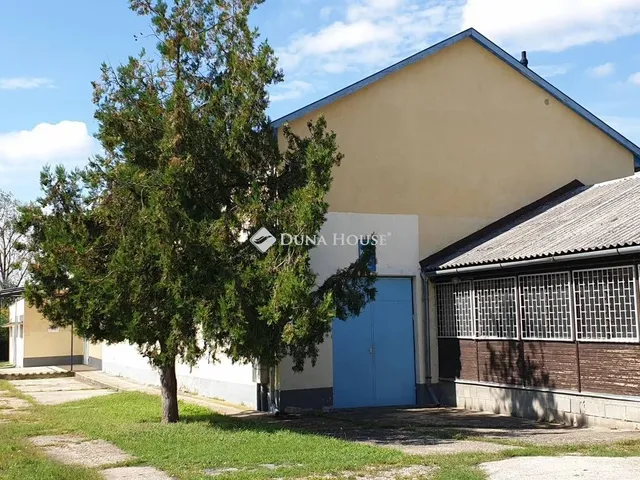 Kiadó kereskedelmi és ipari ingatlan Esztergom 560 nm