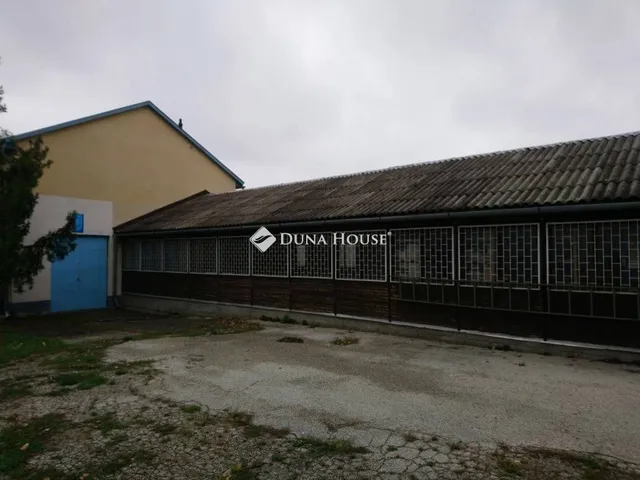 Kiadó kereskedelmi és ipari ingatlan Esztergom 560 nm