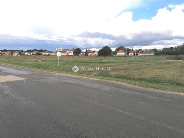 Eladó telek Cirák, Fő utca 8341 nm