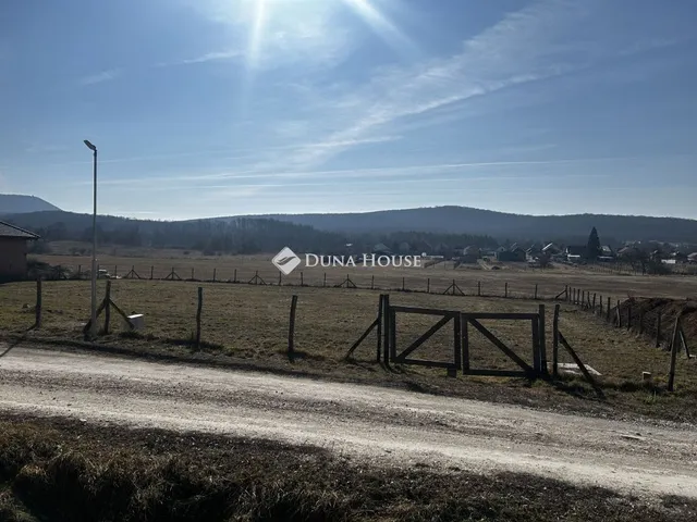 Eladó telek Piliscsév 672 nm