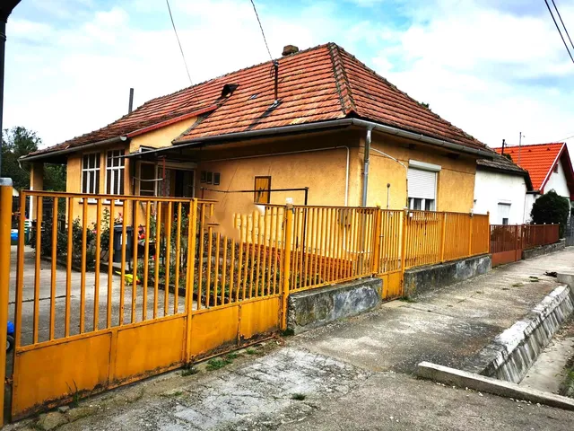 Eladó ház Úny 81 nm