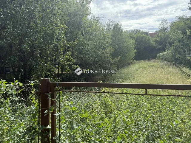 Eladó telek Kesztölc, Klastrom utca 800 nm