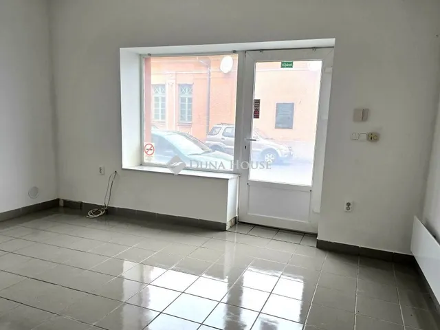 Eladó kereskedelmi és ipari ingatlan Esztergom, Hősök tere 80 nm