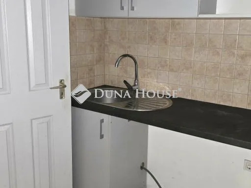 Eladó kereskedelmi és ipari ingatlan Esztergom, Hősök tere 80 nm