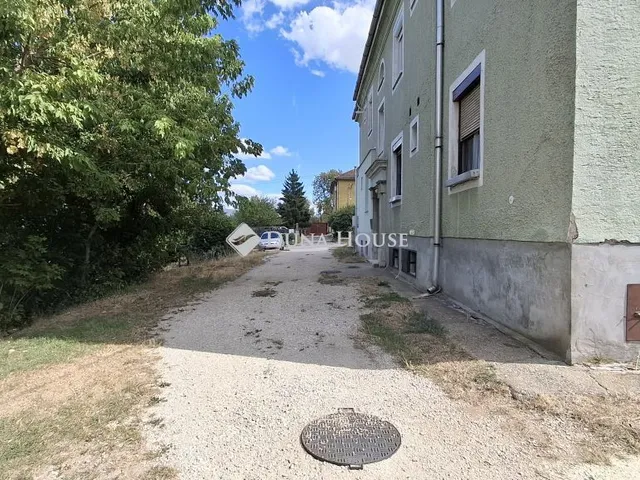 Eladó garázs Dorog, Hungária út 31 nm