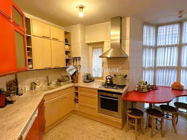 Eladó ház Budapest II. kerület, Kertváros utca 286 nm