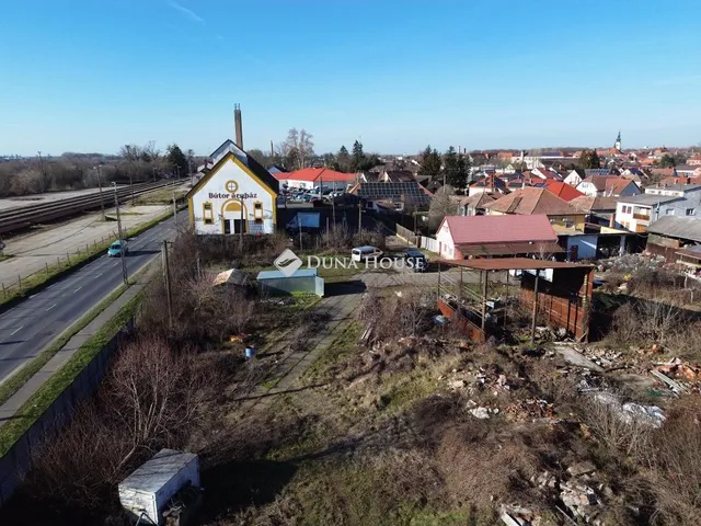 Eladó kereskedelmi és ipari ingatlan Szigetvár, Istvánffy Miklós utca 240 nm